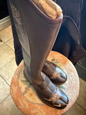 Nike rife air super rare Women’s Brown Embroidered Split-Toe Boots